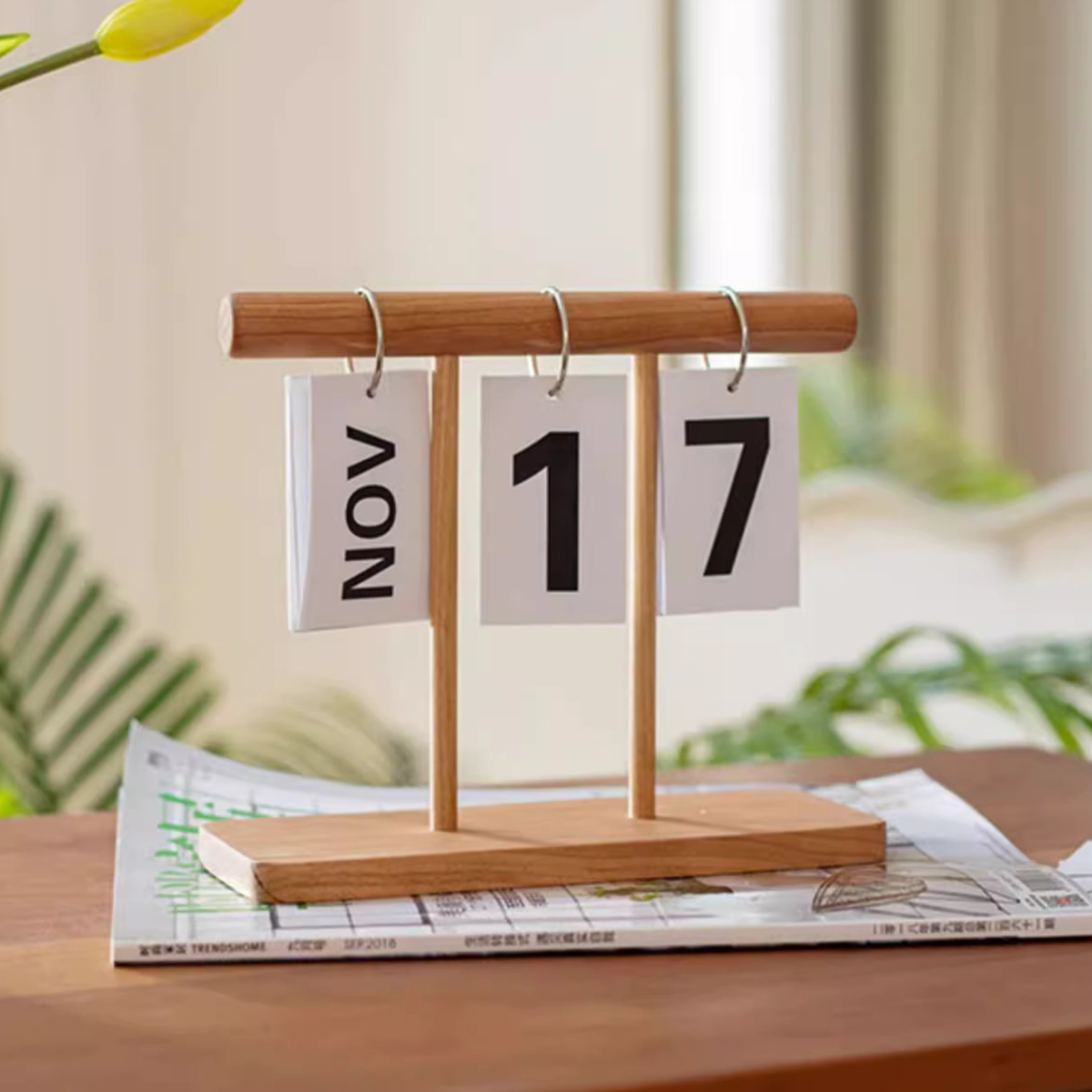 Page-Flipping Wooden Desktop Calendar