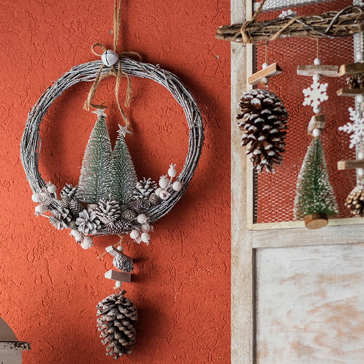 Creative Rustic Christmas Wreath with Hanging Pine Cone